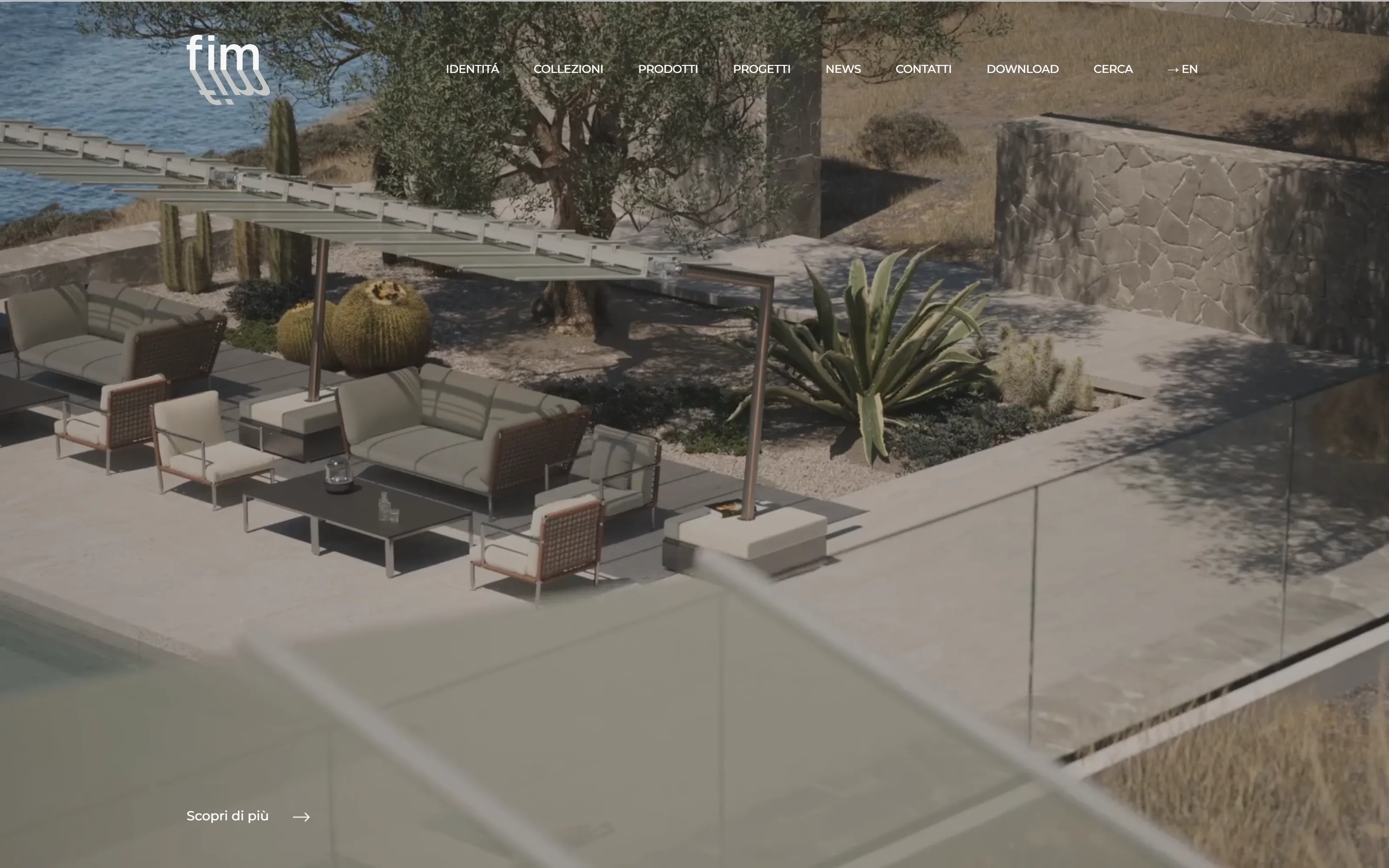 Home page di FIM: hero fotografico di una terrazza con ombrellone a sbalzo e vista mare